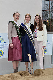 Die Bayerische Kartoffelkönigin Anna Fischhaber, die Schrobenhausener Spagelkönigin Natalie I., und die Fränkische Weinkönigin Lisa Lehritter beim Anstich auf dem Viktualienmarkt am 10.04.2024 (©Foto: Martin Schmitz)